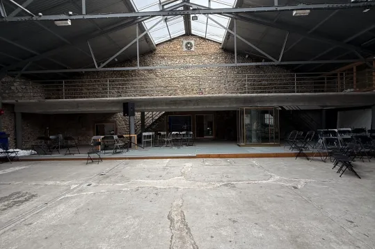 LOCAL ATYPIQUE DE 570M² AUX BORDS DE LOIRE