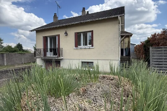 Maison sur sous-sol au calme proche commerces