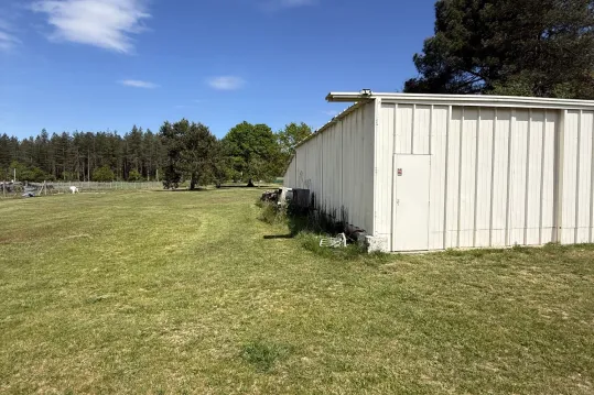 TERRAIN AGRICOLE AVEC 2 HANGARS